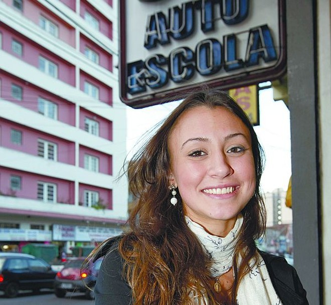 Carla Bueno Comarella: retrato da mulher moderna, que usa o carro para estudar e trabalhar | 