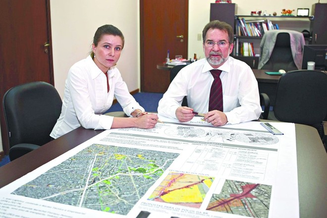 Juraci Barbosa Sobrinho (à direita), presidente da Agência Curitiba de Desenvolvimento, em imagem do lançamento do Tecnoparque, em 2007 | 