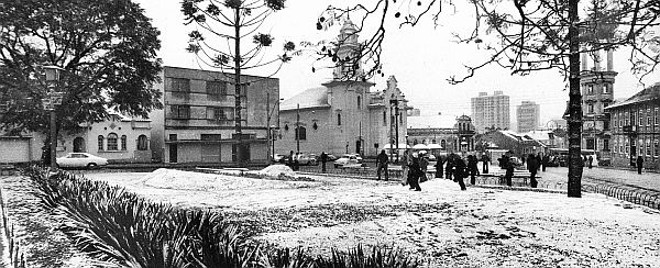 Estamos na porta do inverno, as primeiras geadas já branquearam os campos das cercanias de Curitiba e o frio nos faz lembrar o ano de 1975, quando, em 17 de julho daquele ano, a cidade ficou totalmente alva, coberta de neve. A fotografia que apresentamos foi feita na manhã daquele dia, na Praça Garibaldi, pela Fototécnica, então estúdio fotográfico de José Kalkbrenner | 