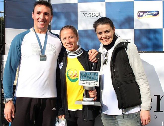 O coreógrafo da Seleção Brasileira de Ginástica Artística, Rhony Ferreira, e a coordenadora de marketing do Shopping Mueller, Adriana Cardoso (à dir.), com Letícia da Silva Salto, vencedora da categoria feminina no percurso de 10 km do Runs Series Track & Field  Shopping Mueller, realizado ontem de manhã | 