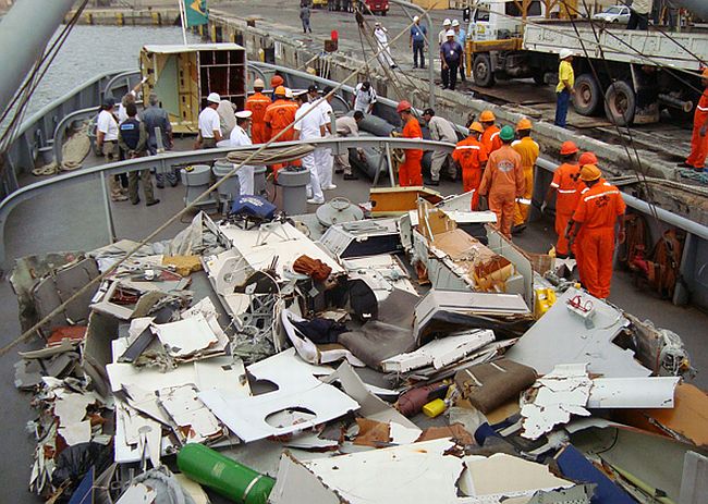 Destroços foram recolhidos pela corveta "Caboclo", da Marinha, e levada para Recife nesta sexta-feira (19) | Divulgação/Marinha do Brasil