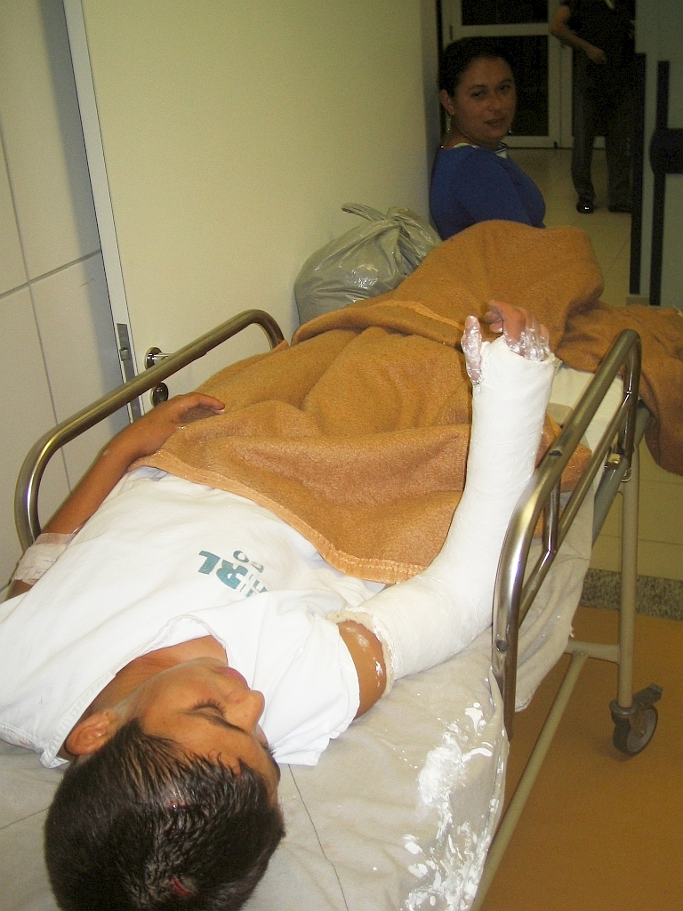 Claudinéia e o filho, internado: revolta com a demora no atendimento | Felipe Lessa/Gazeta do Povo