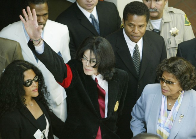 Aos 50 anos, os problemas de saúde de Michael Jackson viraram notícia após remarcar shows em Londres |