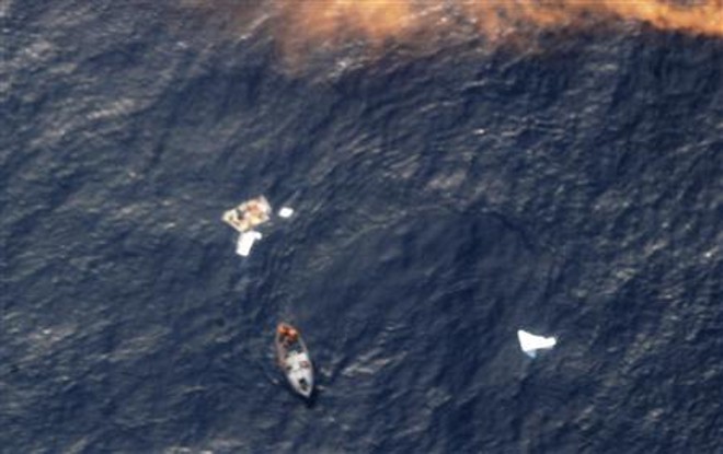 Barco da Marinha brasileira trabalha para recuperar partes de avião da Airbus da Air France acidentado há uma semana |