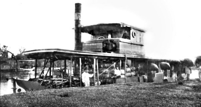 Carregamento de erva-mate em vapor junto a um barranco do Rio Iguaçu | 