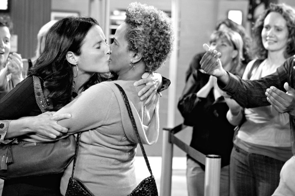 Old Chistine e a melhor amiga Barb: casamento para burlar a deportação | Divulgação/ Warner