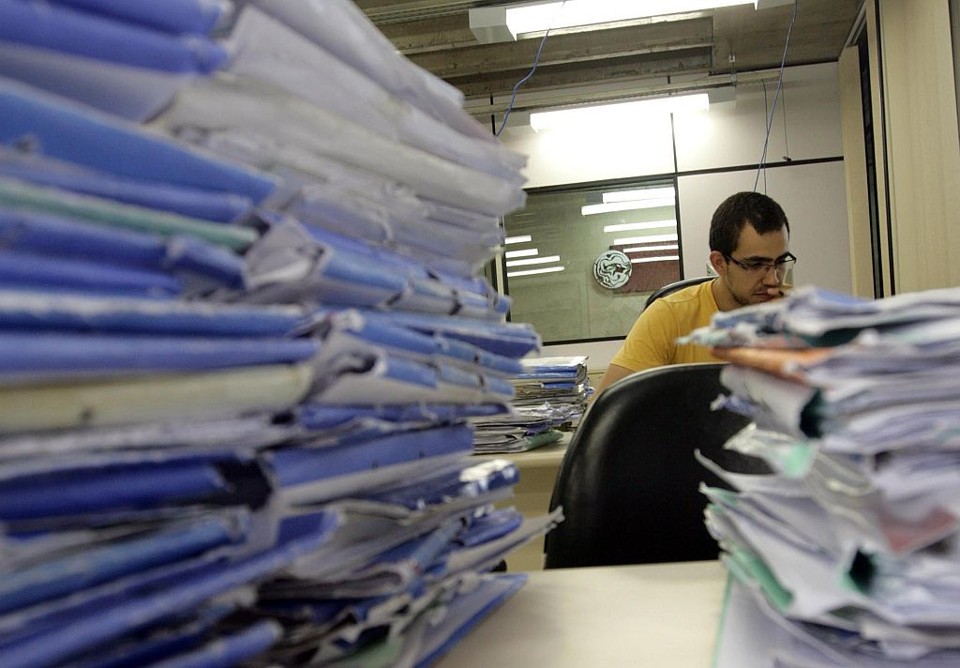 Pilha de processos em Foz do Iguaçu: Judiciário paranaense foi o que menos investiu recursos em relação ao PIB estadual dentre as 27 unidades da federação | Chriustian Rizzi/Gazeta do Povo