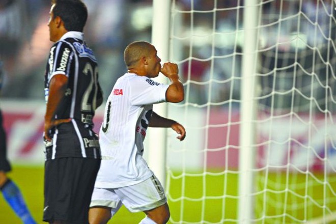 O meia Madson marcou o terceiro gol do Santos no clássico alvinegro | 