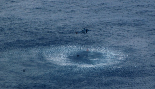 Helicóptero da Marinha se aproxima de destroços. Buscas já encontraram vários objetos e partes do avião |
