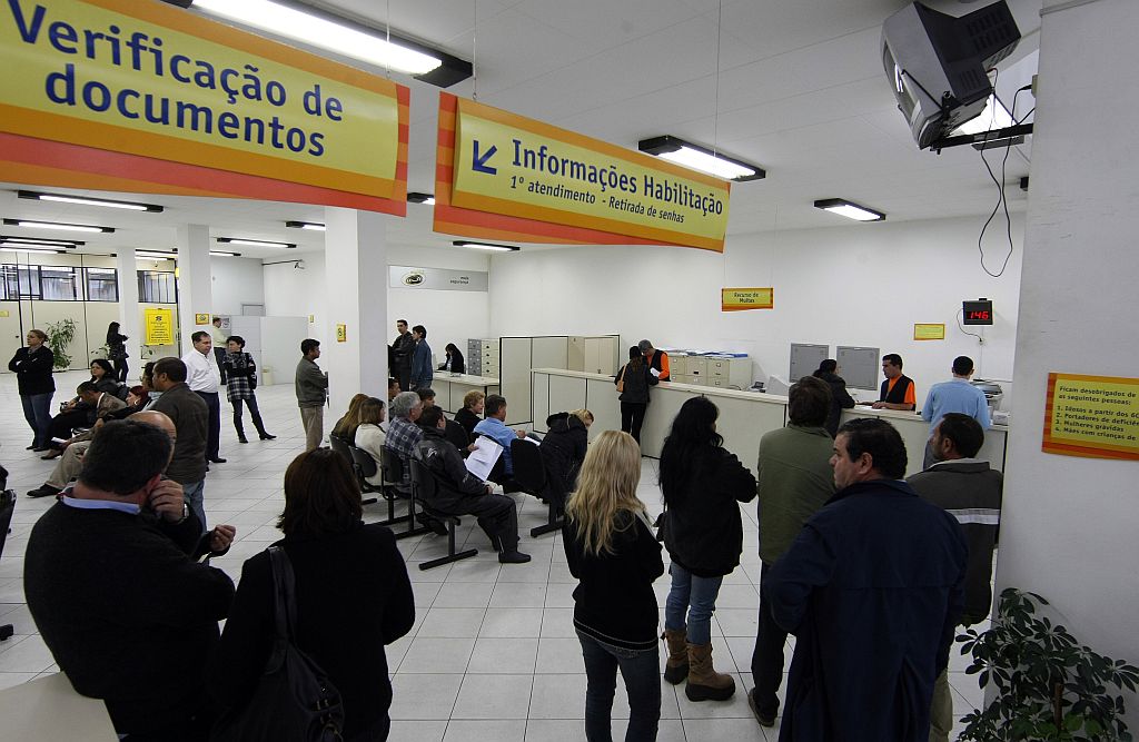 Sede do Detran na João Negrão: número de motoristas que entregaram ontem a carteira suspensa foi de 747, em todo o estado | Rodolfo Bührer/Gazeta do Povo