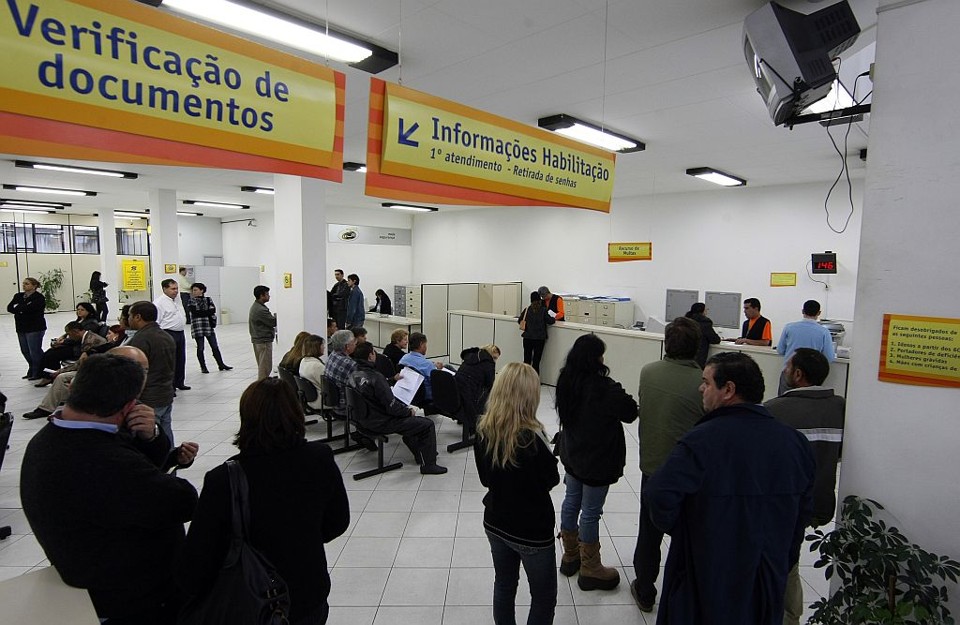 Sede do Detran na João Negrão: número de motoristas que entregaram ontem a carteira suspensa foi de 747, em todo o estado | Rodolfo Bührer/Gazeta do Povo