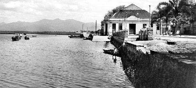 Aproveitando o término do feriadão desta semana, vamos lembrar dois locais em que o curitibano sempre gostou de frequentar. O primeiro fica na cidade de Paranaguá, quando para lá se transportava pela via férrea por onde a viagem era uma delícia com o vislumbre da bela paisagem. A foto de 1950, mostra o antigo Mercado à beira do Rio Itiberê. O local sempre foi a atração, junto com o Porto e o Rocio, para os visitantes que desciam a Serra do Mar | 