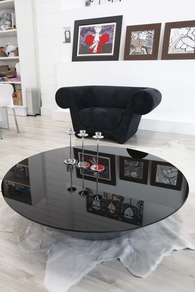 Mesas de centro baixas são uma das tendências. Esse modelo custa R$ 2.120, na Inove. Acima o modelo da Artesanal que imita uma bandeja. Em cerejeira, por R$ 1.030,40 | 