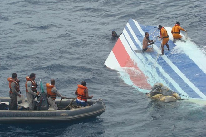 Peça encontrada pela FAB e pela Marinha se assemelha a um pedaço da parte traseira do Airbus desaparecido |