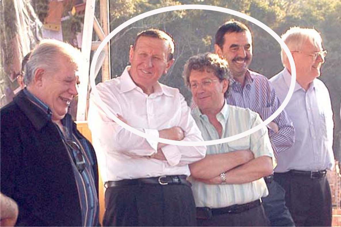 Da esquerda para a direita entre o círculo, os três passageiros do voo AF 447: Luigdi Zortea, prefeito de Canal San Bovo; Rino Zandonai, diretor da Associação Trentinos no Mundo (no centro); e Geovanni Batistta Lenzi, deputado da Província Autônoma de Trento | Divulgação /Sanepar