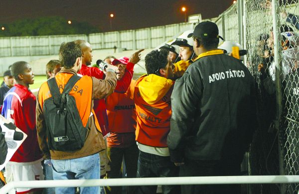 Clima tenso na Vila: Aderal discute com torcedor ao deixar o campo no jogo com o Brasiliense | Pedro Serápio/ Gazeta do Povo