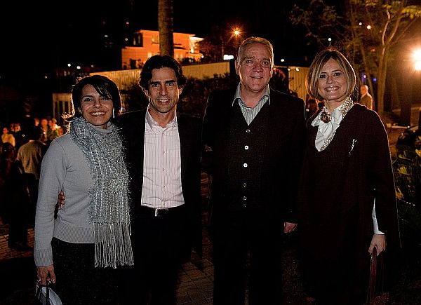 Adeodato Volpi(à dir.), diretor da concessionária Euro Import, e as arquitetas Helaine Pinterich (à esq.) e Estér Kloss receberam o empresário e ex-piloto André Ribeiro no coquetel realizado segunda-feira no Loft do Milênio, ambiente assinado por elas na Casa Cor. Uma das atrações do espaço é o Mini Cabrio da BMW | Silvio Aurichio