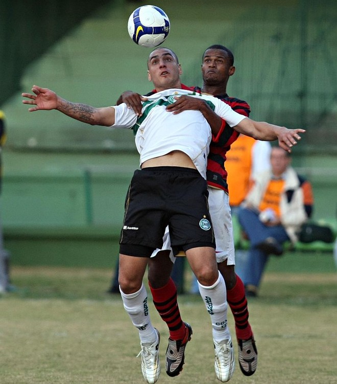 Ariel Nahuelpán disputa lance pelo alto. Argentino teve participação meteórica de 43 minutos, participando da jogada de dois gols e levando cartão vermelho após choque com zagueiro flamenguista |