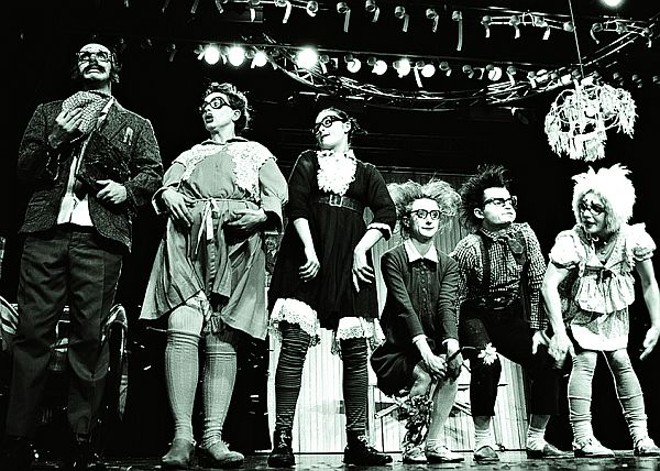 Clowns esboçam metáfora da Rússia moderna com humor negro em Semianyki |