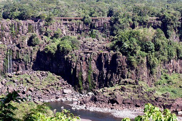 Estiagem seca Cataratas do Iguaçu (foto 1) e enchente no Piauí (foto 2): desastres naturais relacionados à escassez de chuva, ou ao excesso dela, têm sido observados com mais frequência no Brasil | Christian Rizzi/Gazeta do Povo