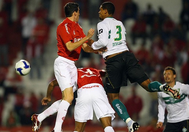 Zagueiro Pereira sai de campo com torção no joelho e no tornozelo e preocupa departamento médico do Coritiba | 