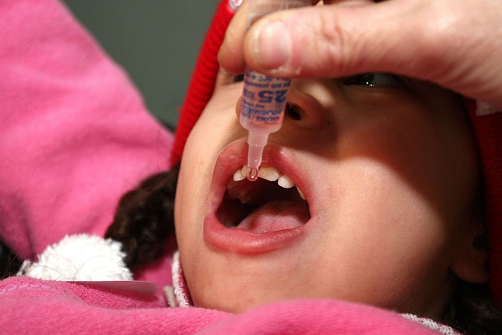 Criança recebe a dose da vacina Sabin em Curitiba: cobertura chega a 95% | Joel Rocha/SMCS