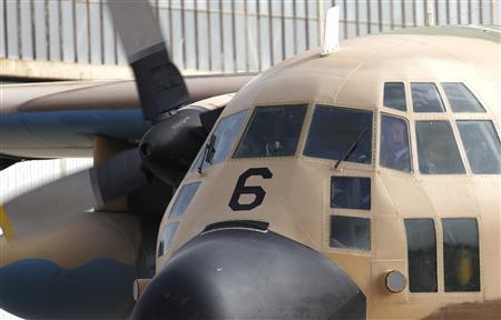 Três Hercules da Força Aérea Brasileira deram início ao segundo dia de buscas ainda na madrugada desta terça-feira | Luis Correas/Reuters