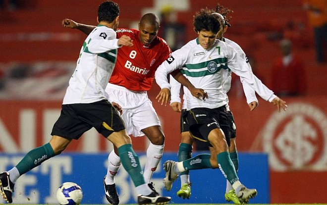 Glaydson enfrenta três marcadores do Coritiba. Colorado teve facilidade para entrar na defesa coxa-branca no segundo tempo | 