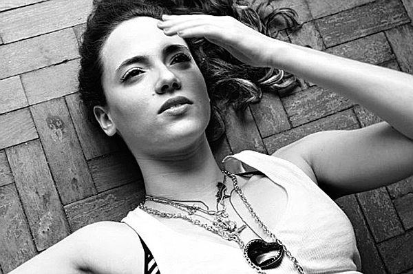 Destaque na cena musical paulista, a cantora Tiê conquistou a admiração de Toquinho, que participa de seu disco de estreia | Divulgação