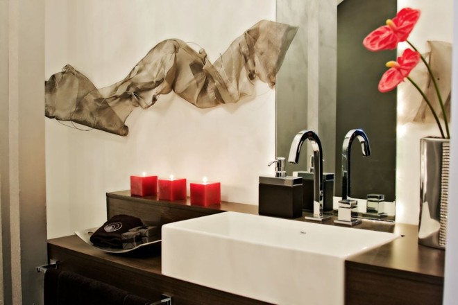 Projeto da arquiteta Ana Paula Haag e da engenheira Simone Soares Gohringer para a Casa Cor 2008 combina cuba branca e madeira |