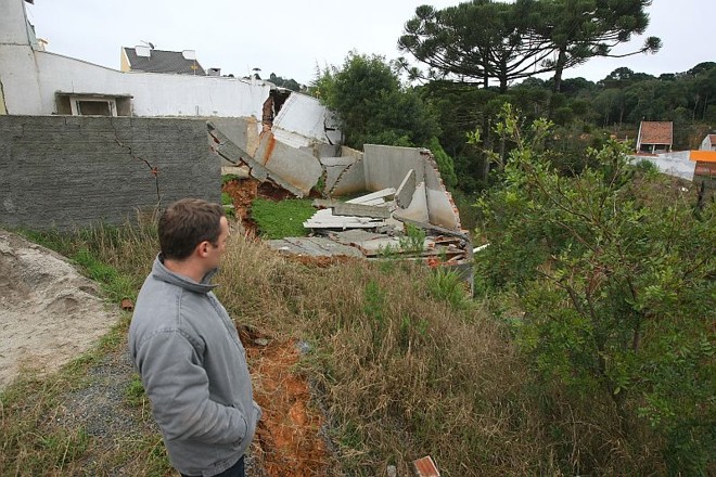 Morador observa o estrago que o deslizamento de terras causou nos terrenos |
