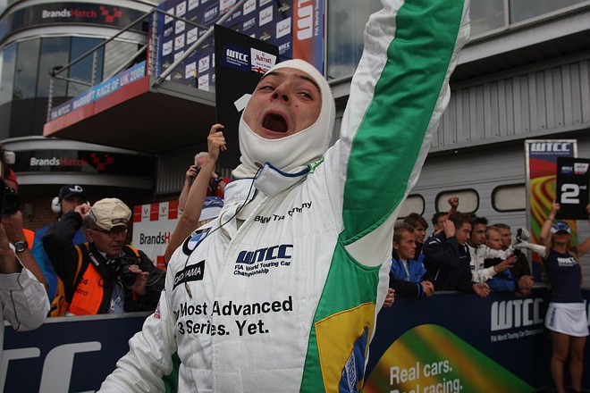 Augusto Farfus comemora a vitória na Inglaterra: Ainda é cedo para falar em título | Divulgação/FIA WTCC