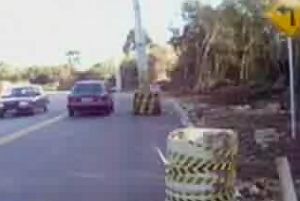 Com a reforma da rua, o poste ficou no meio do caminho. Veja as imagens enviadas por uma telespectadora do telejornal ParanáTV ao "Na hora certa" | Reprodução/RPC TV