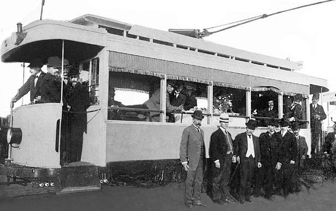 Passageiros convidados para uma das primeiras experiências com os bondes Nivelle, em agosto de 1912 | 