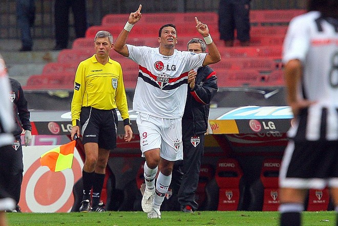 O atacante são-paulino Washington marcou duas vezes, encerrou jejum de gols e liderou a reação do Tricolor no Nacional | Gaspar Nóbrega/Vipcomm