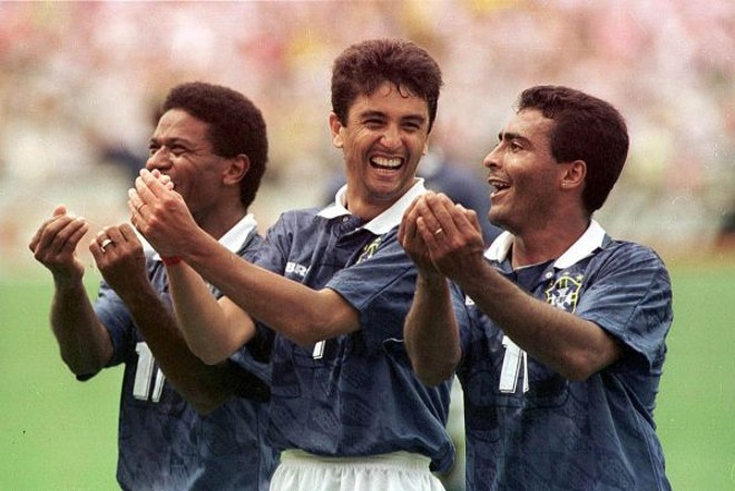 ...Mazinho, Bebeto e Romário fazem a clássica e (na época) inovadora nana-nenê... |