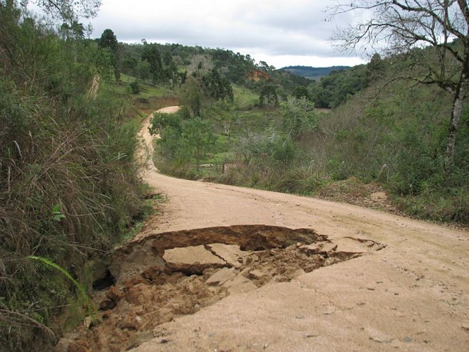 Buracos deixam intransitáveis alguns trechos das estradas |