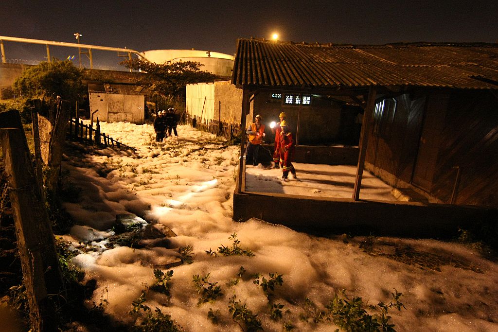 Bombeiros usaram espuma para evitar o risco de explosão e água para diluir o combustível | Rodolfo Bührer/Gazeta do Povo