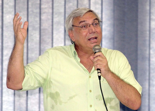 Prefeito de Foz, Paulo MacDonald, que assiste às imagens do posto direto em seu gabinete: câmeras geram polêmica | Christian Rizzi/Gazeta do Povo/Arquivo