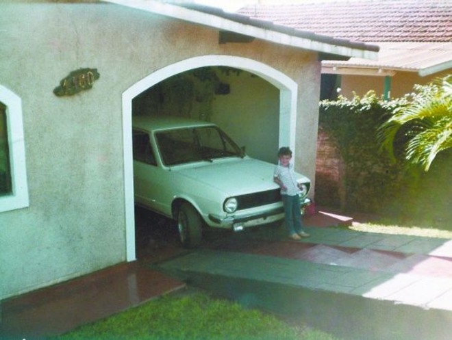 Everton Luiz, um dos irmãos da editora Danielle Brito, entre uma Brasília e um Passat | 