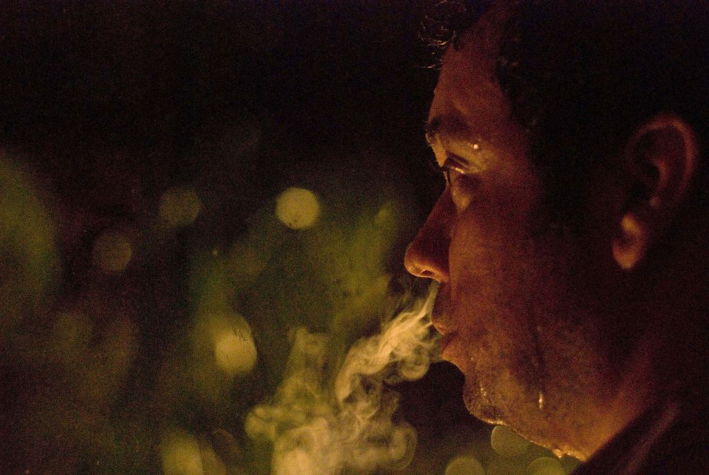 Márcio Vito interpreta o policial que tenta frustrar o assalto a uma casa de classe média alta em No Meu Lugar | Divulgação