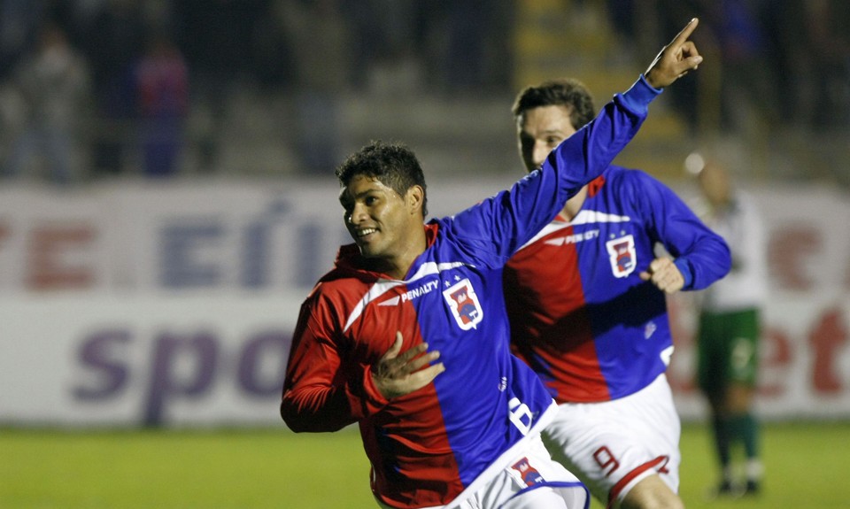Fabinho comemora 2º gol do Paraná na vitória sobre o Ipatinga | Pedro Serápio / Gazeta do Povo