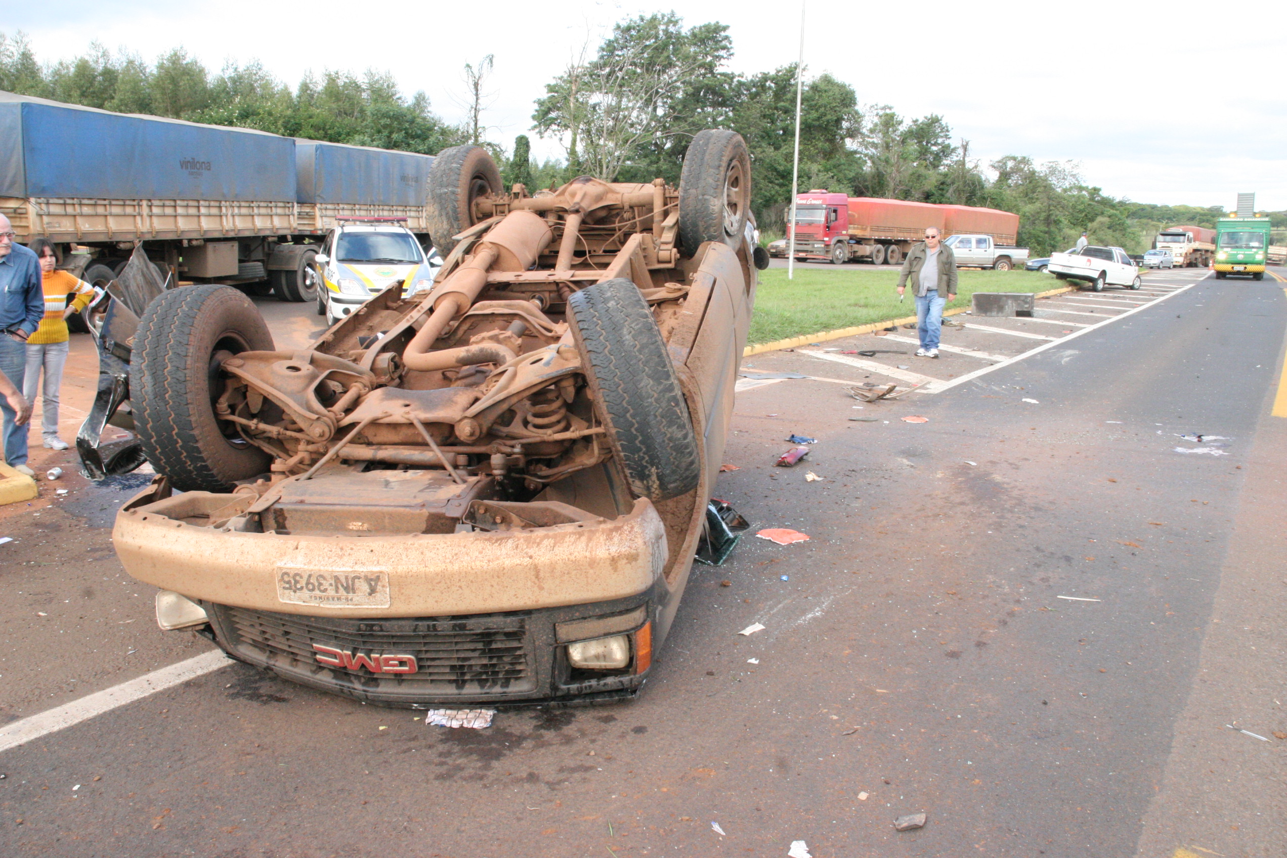 Motorista e um dos passageiros foram arremessados do veículo | Ediglei Feitosa/Diário do Noroeste