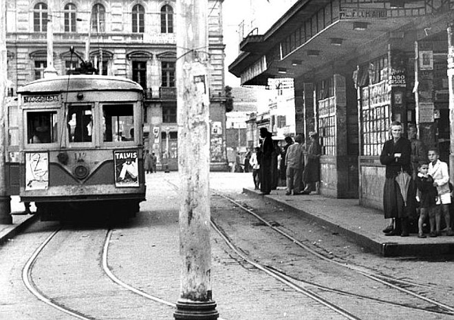 Bonde modelo Birney parado na estação da Praça Tiradentes, em 1948 | 
