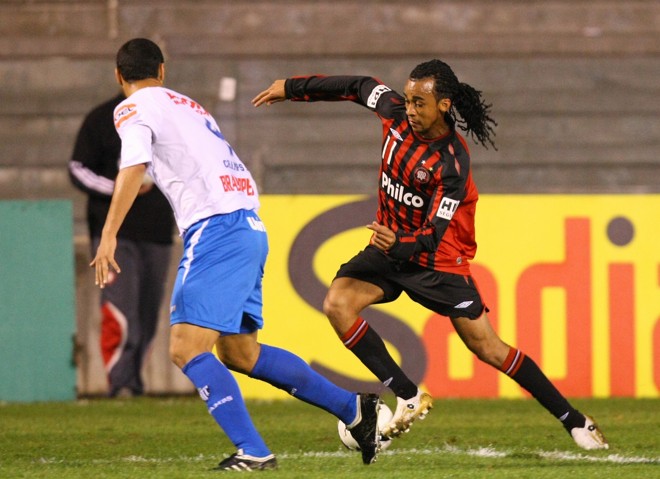 Wesley foi um dos poucos atleticanos que se destacou no jogo contra o Avaí | 