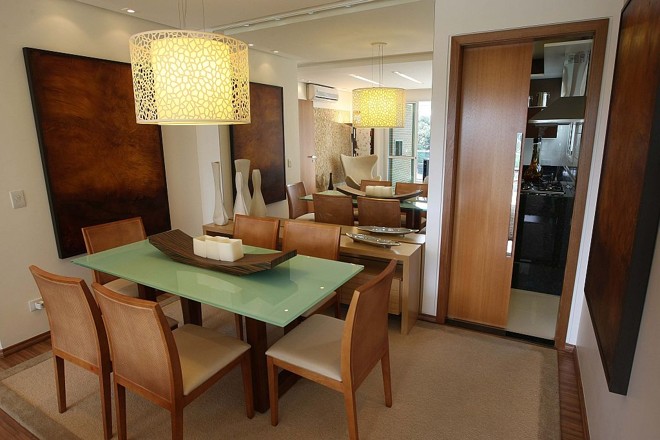 Essa porta com guarnição em madeira ocupa pouco espaço no apartamento decorado Clarice Lispector, da Plaenge | 