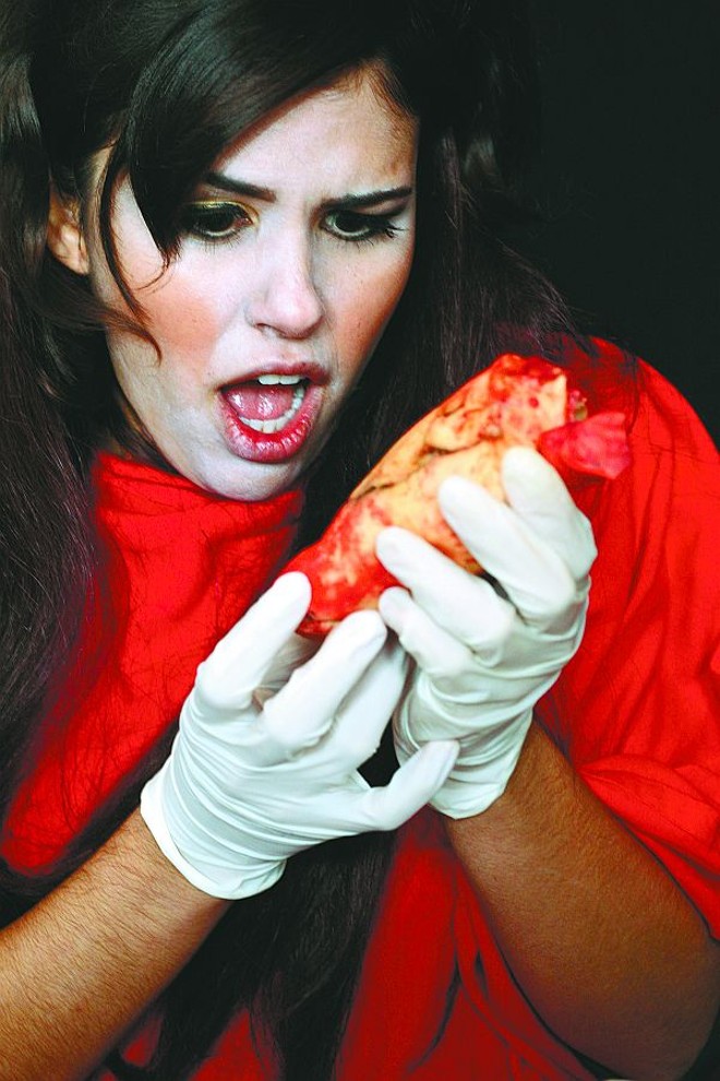 Garota pouco esperta é manipulada por uma escritora sádica e uma cientista fracassada em Nervo Craniano Zero | 