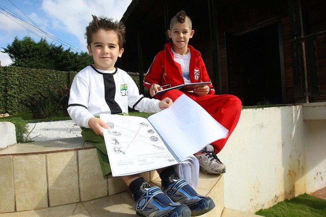 Kendrik, 5 anos, e Luan, 9 : com a ajuda da escola os irmãos superaram o quero ficar em casa com a mamãe | Ivonaldo Alexandre/Gazeta do Povo