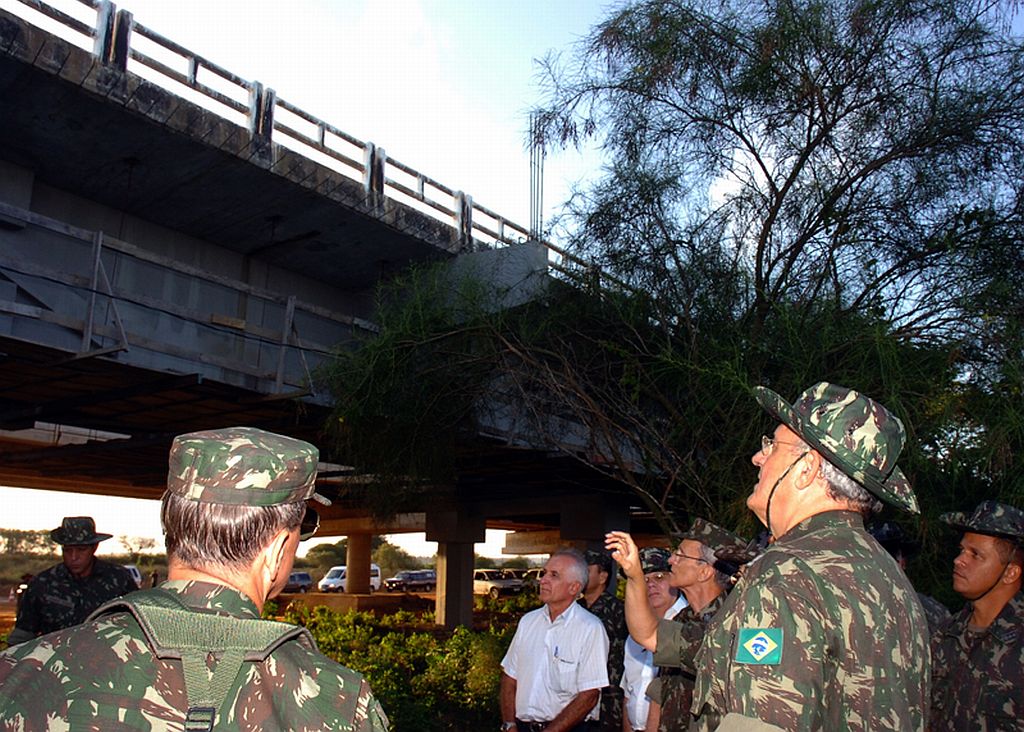 O ministro da Defesa, Nelson Jobim, visita obra tocada pelo Exército na BR-101, na Região Nordeste | Élio Sales/Exército