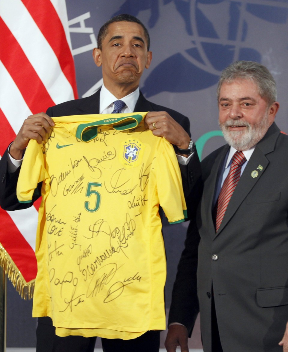 Lula presenteia Obama com camisa da seleção brasileira de futebol, autografada pelos jogares | Reuters